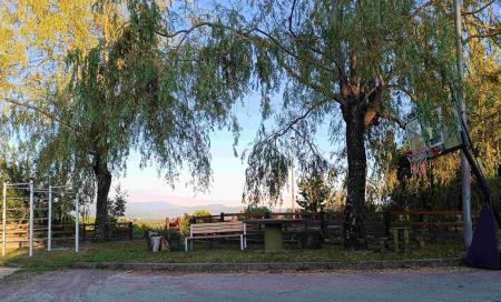 Večnamenska naprava za fitnes na prostem ter klopca za zaslužen počitek